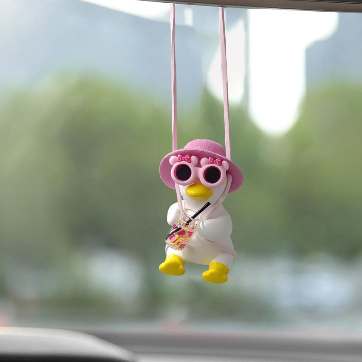 Cute Swinging Duck Car Hanging Ornament, Car Rear View Mirror Charm for Room Decoration, Car Mirror Hanging Accessories, Car Pendant Auto Interior Aesthetic Present for Women Men Kids (Pink Hat)