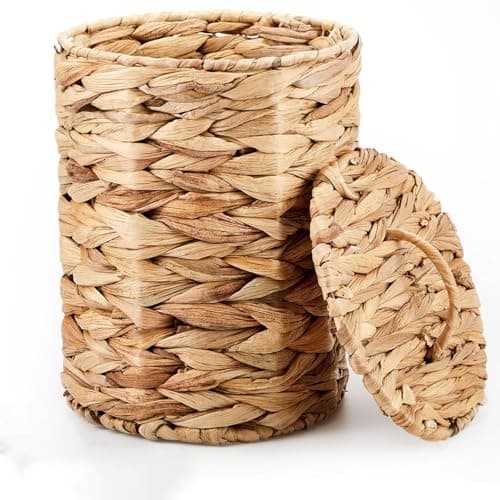 Trash Can with Lid, Small Wicker Waste Basket, Woven Rattan Bathroom Garbage Bin with Handle, Boho Farmhouse Decor for Bedroom, Office, Laundry (Classic Style)