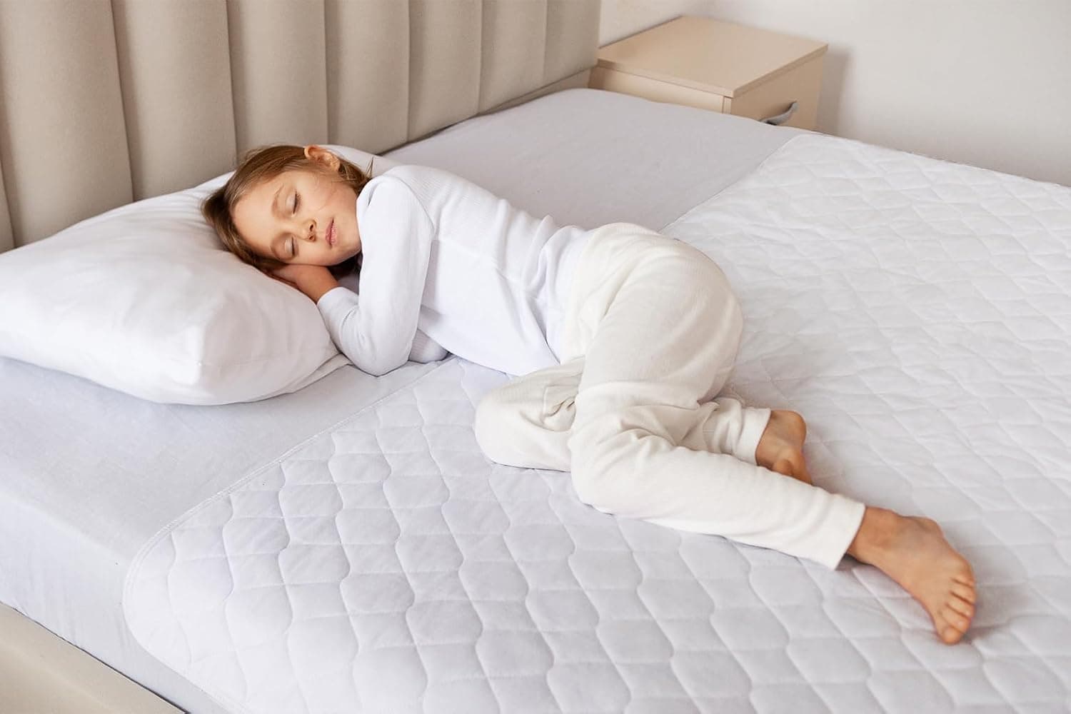Lynmark® Potty Training Mattress Protector Pee Pads for Kids - Waterproof Toddler Bed Wetting Mat for Toilet Training - Non-Slip Washable Bedwetting Topper Absorbs Up to 1200ml - 53" x 33", White