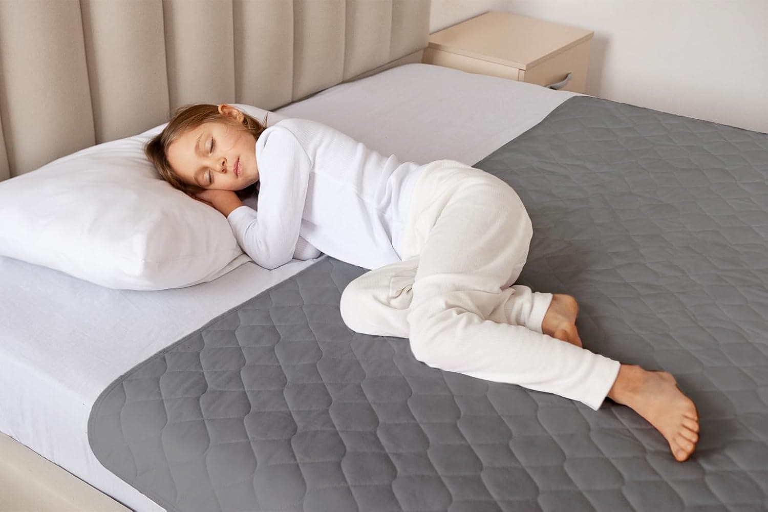 Lynmark® Potty Training Mattress Protector Pee Pads for Kids - Waterproof Toddler Bed Wetting Mat for Toilet Training - Non-Slip Washable Bedwetting Topper Absorbs Up to 1200ml - 53" x 33", Grey