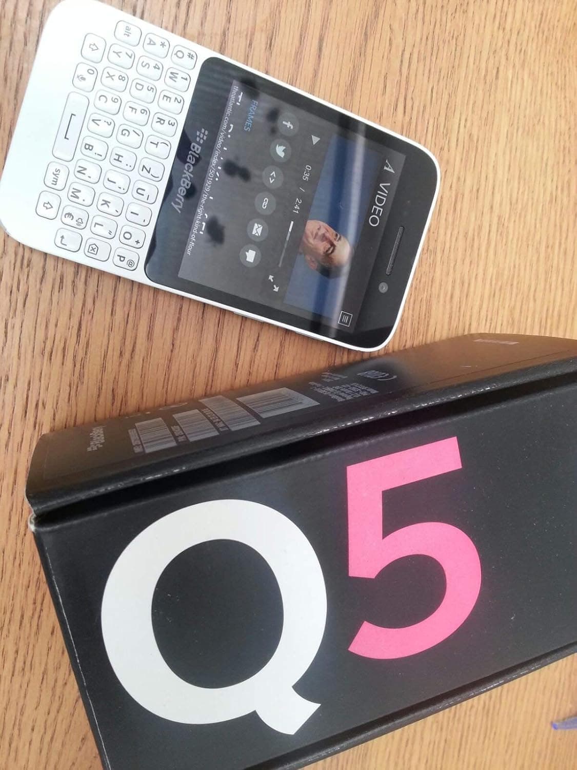 BlackBerry Q5 8GB RFS121LW SQR100-2 (GSM Only, No CDMA) Factory Unlocked 4G/LTE Qwerty Simfree Cell Phone - (White)