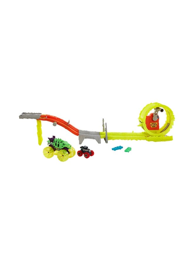 Hot Wheels Monster Trucks Track Set with 2 Toy Trucks: Oversized Skelesaurus & 1:64 Scale Bone Shaker, Charge & Chase Challenge with 2 Crushed Cars