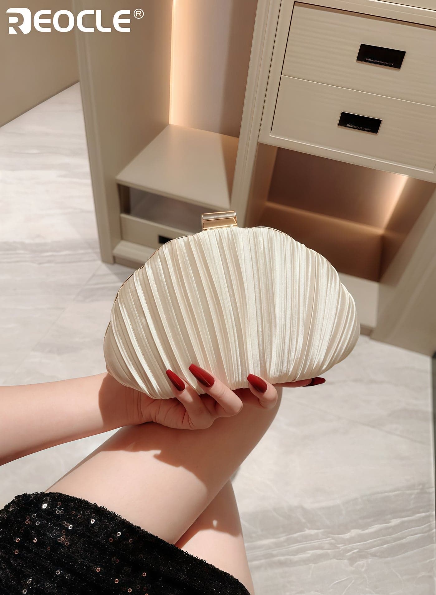 Women's Shell Evening Bag with Elegant Design and Shoulder Chain Feature Womens Clutch Purse with Bridal Party Style for Wedding Special Occasions