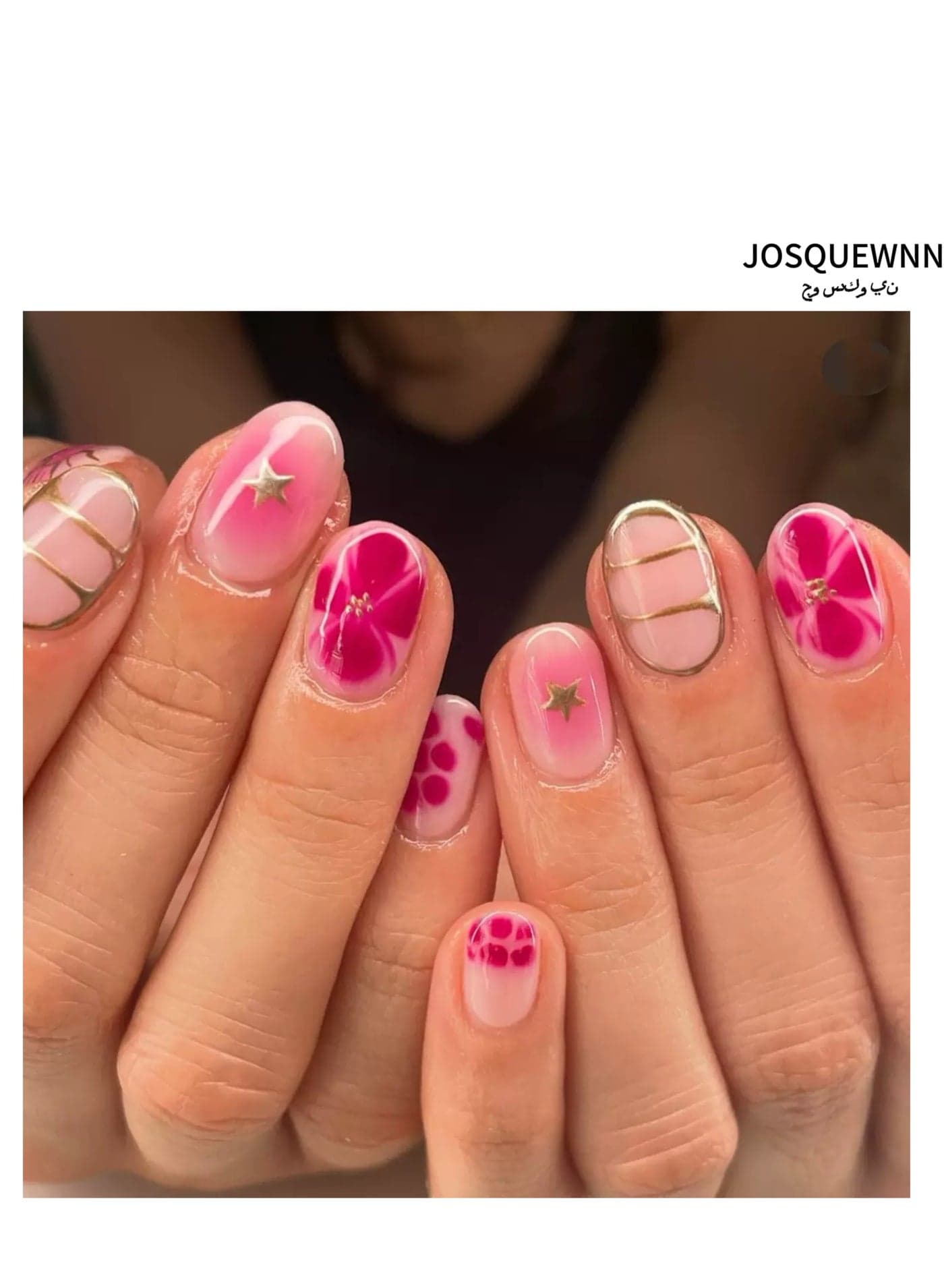 Press On False Nails 24pcs, With a Short Round Star and Floral Decorated Design, a Set Of 24 Refreshing Art Pieces, Perfect For Both Everyday Wear. Acrylic Nails With Glue Kit.