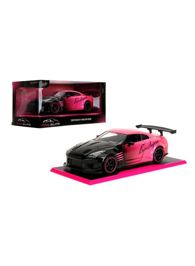 Toys Pink Slips 2009 Nissan GT-R (R35) Die-Cast Car with Base, Toys for Kids and Adults – 1:24 Scale, Pink/Black