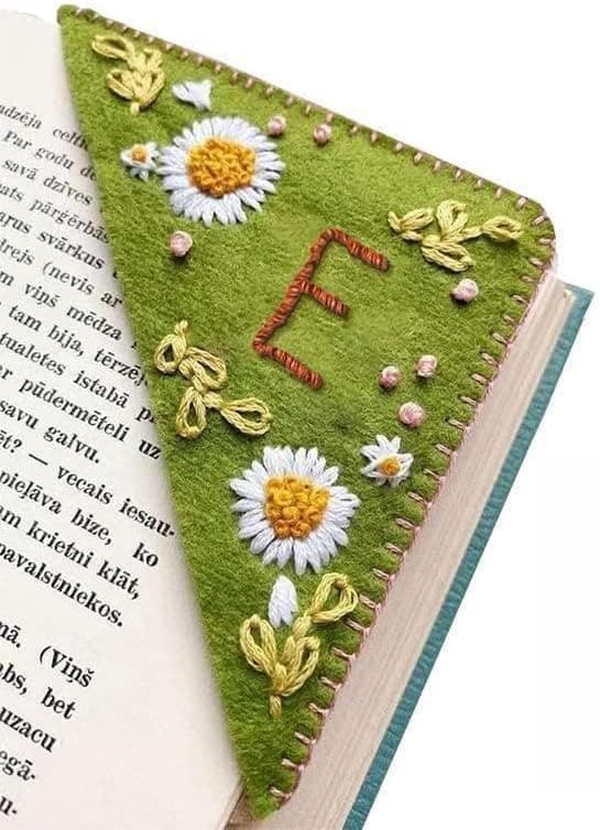 E Letters Personalized Hand Embroidered Corner Bookmark, Felt Triangle Page Stitched Corner Handmade Bookmark,Unique Cute Flower Letter Embroidery Bookmarks Accessories for Book Lovers (Summer,E)