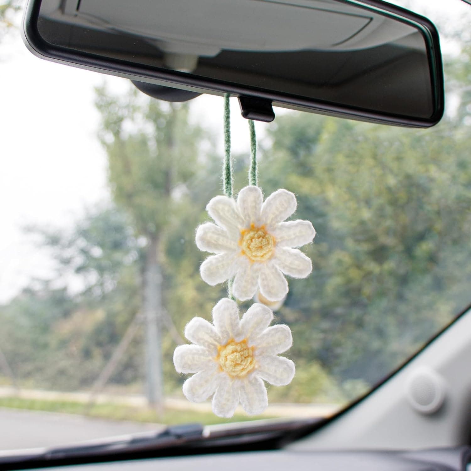 Crochet Daisy Car Accessories for Women, Cute Rear View Mirror Hanging Charms Handmade Daisy Flower Gifts for Crochet Lovers Car Decor Automotive Interior Aesthetic (White)